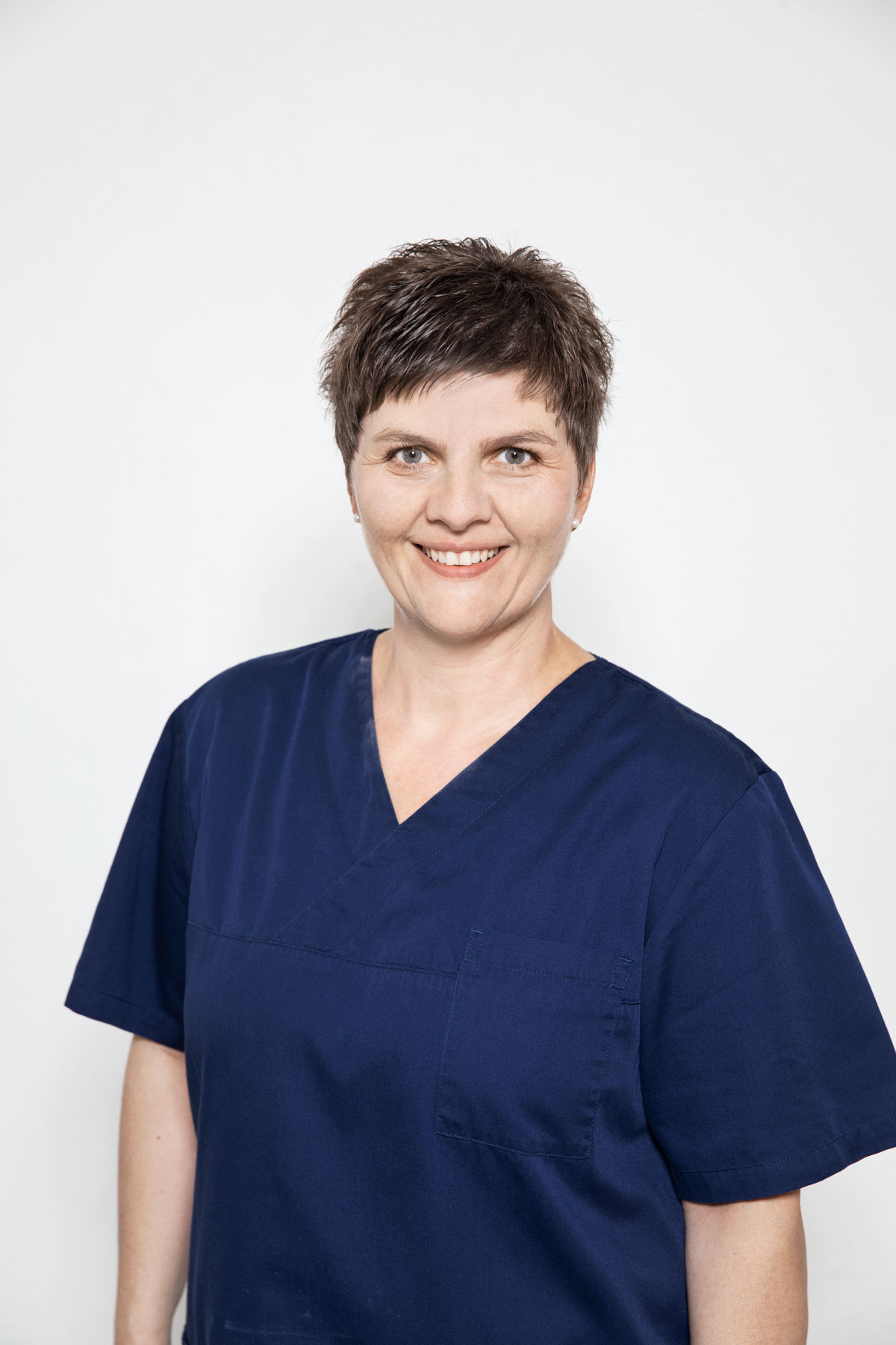 Portrait von Simone. Sie ist profesionelle Prophylaxe Assistentin, Schwerpunkt Parodontitis, Laserbehandlung und Zahnaufhellung.